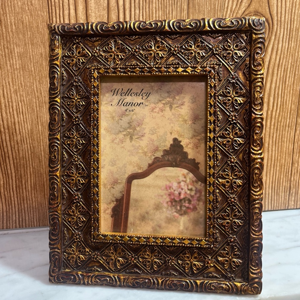 Wellesley Manor  Gold Picture Frame holds a 4”x6”